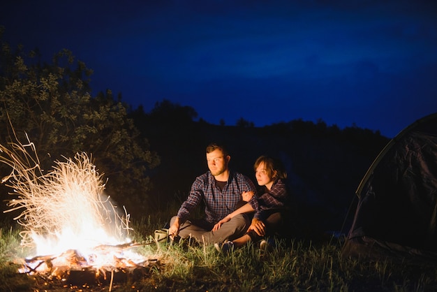 Acampamento noturno nas montanhas