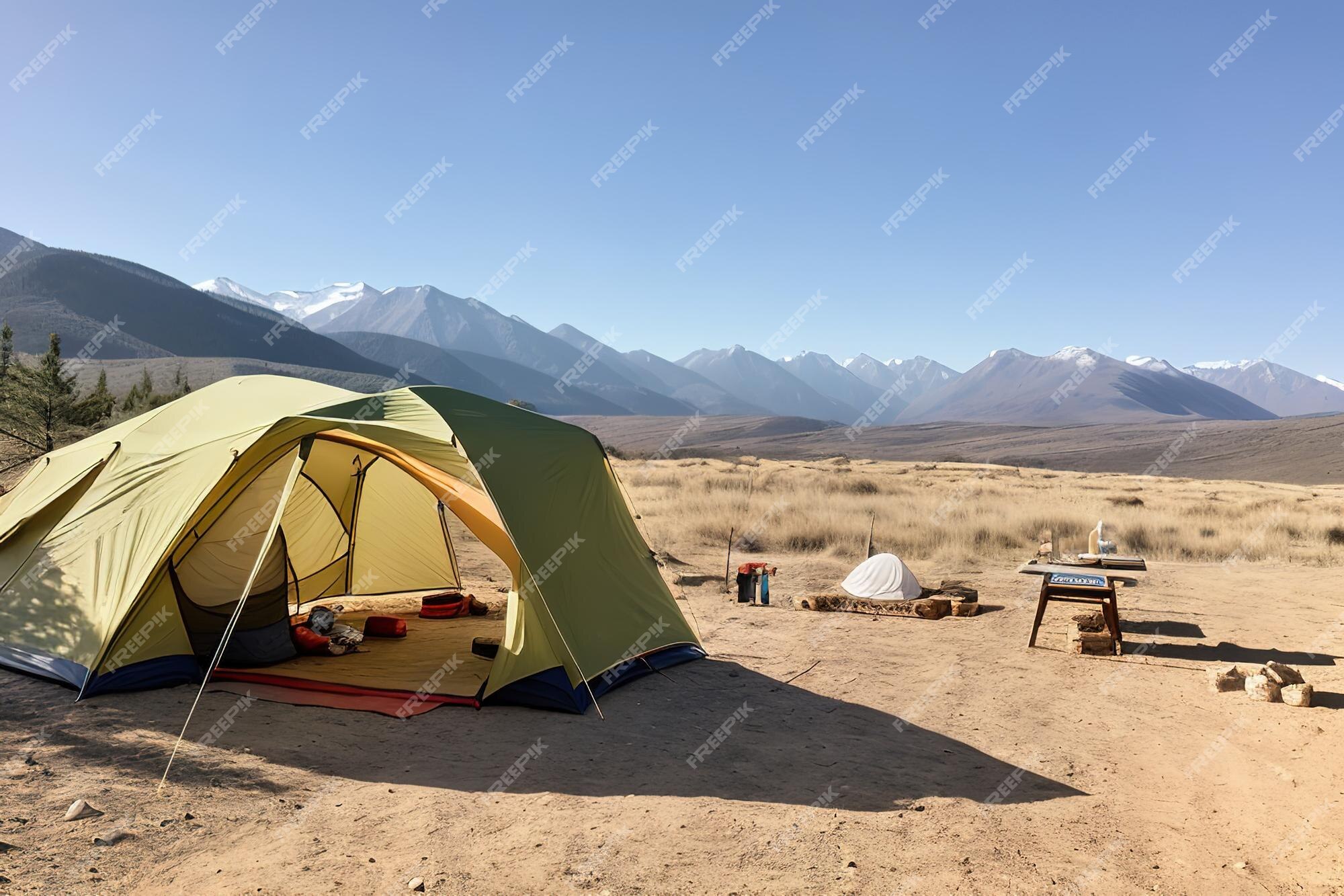 ACAMPAMENTO NO MEIO DAS MONTANHAS