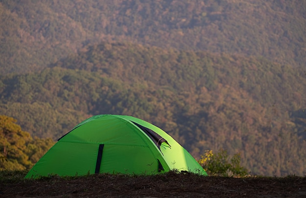 Acampando en el bosque con una carpa en el Parque Nacional Angkhang Salaeng, Provincia de Chiangmai Thailnad