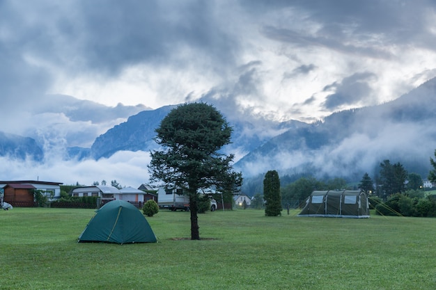 Acampando en las montañas al amanecer