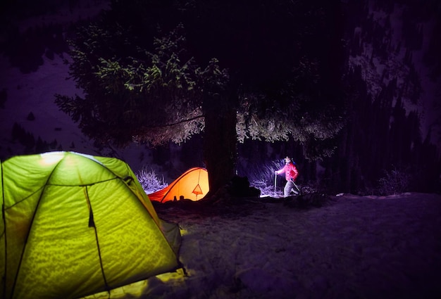 Acampando en las Montañas Nocturnas