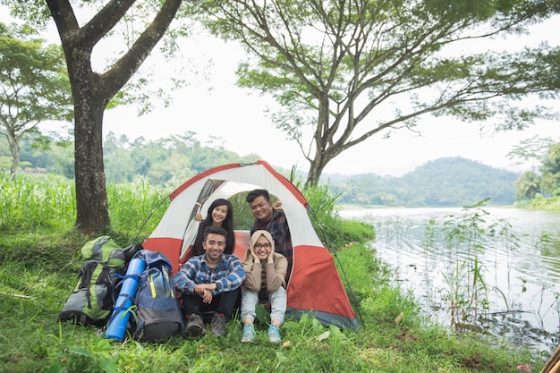 Acampar à beira de um lago com amigos