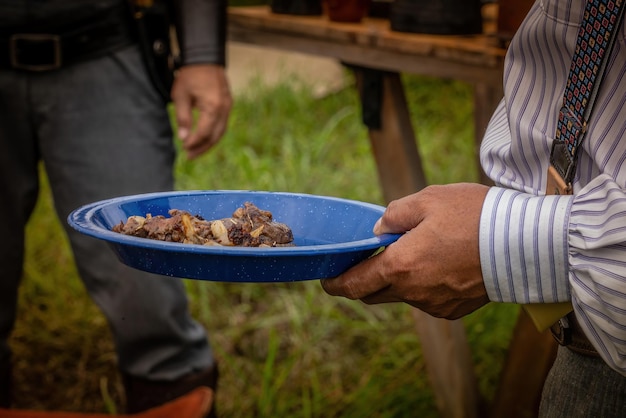 acampar ao ar livre e fazer comida de manhã.