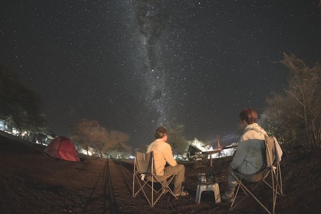 Acampar bajo el cielo estrellado y el arco de la Vía Láctea