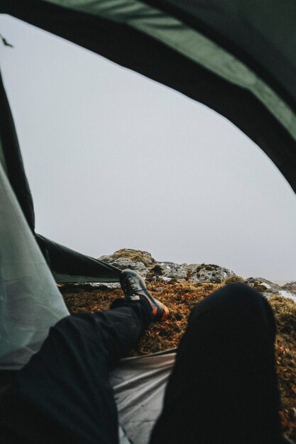 Acampar em um Glen Coe enevoado na Escócia