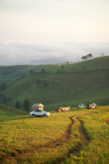 Acampar em um lindo lugar na montanha