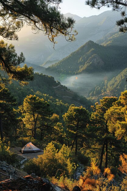 Acampar en las montañas con vistas al valle