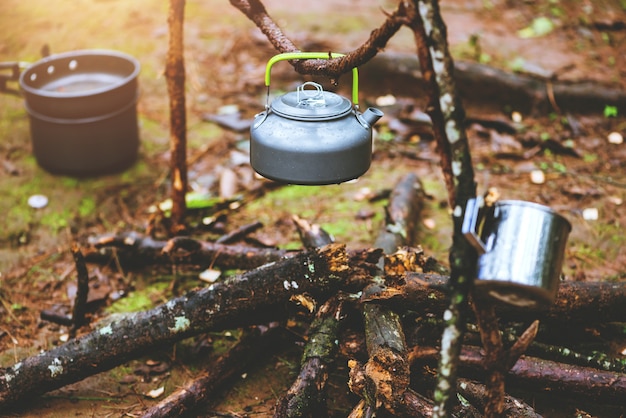 acampar na montanha na natureza selvagem