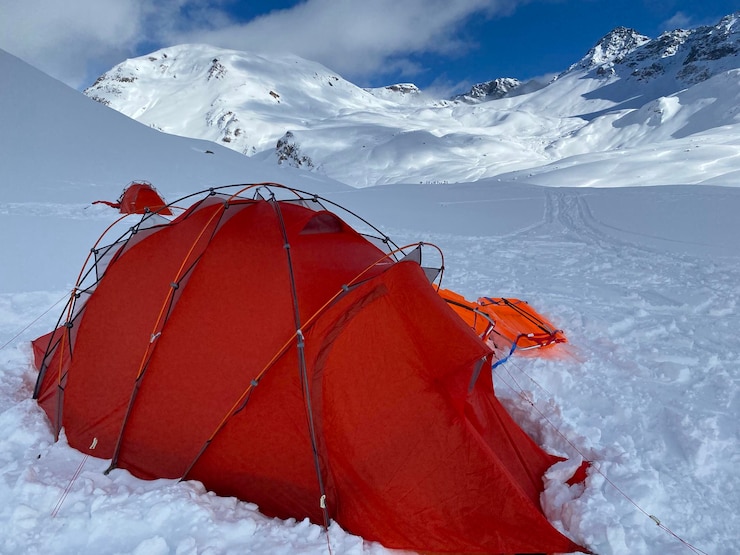 Foto acampar en la nieve de los alpes suizos