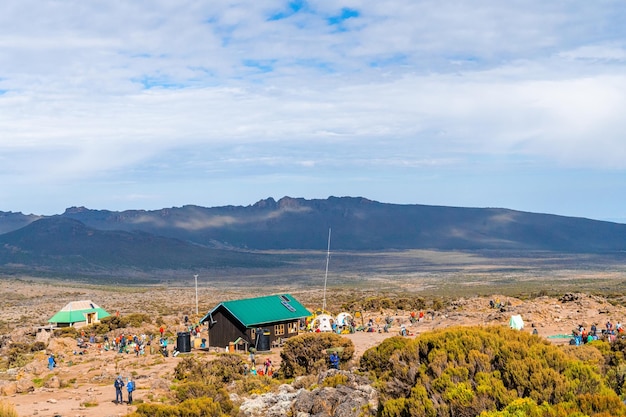 Acampar no Monte Kilimanjaro em barracas para ver as geleiras na Tanzânia, África Barracas laranja no caminho para o Pico Uhuru.