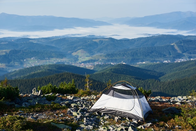 Acampar no topo da montanha de manhã