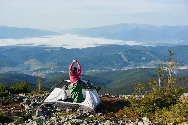 Acampar no topo da montanha na manhã de verão brilhante