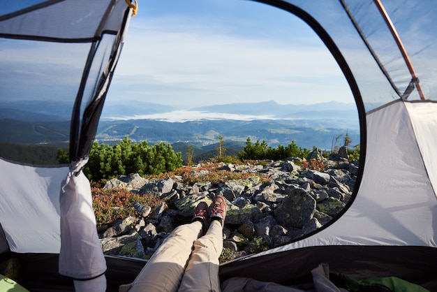 Foto acampar no topo da montanha na manhã de verão brilhante