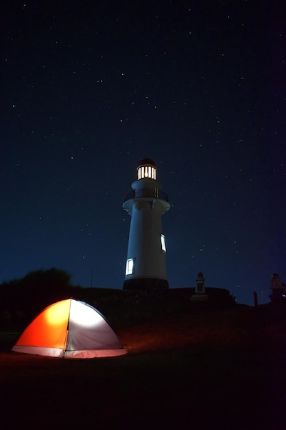 Foto acampar en la noche estrellada