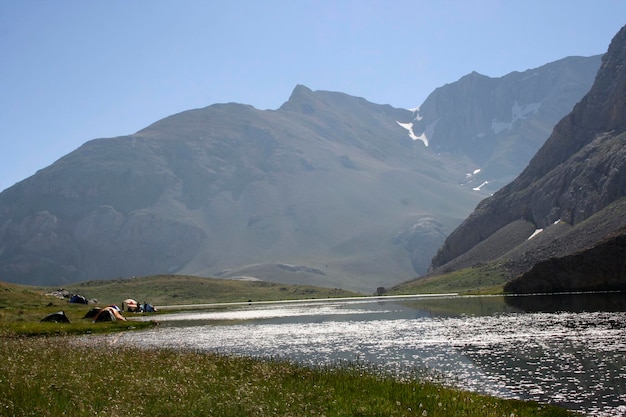 Acampar perto do lago