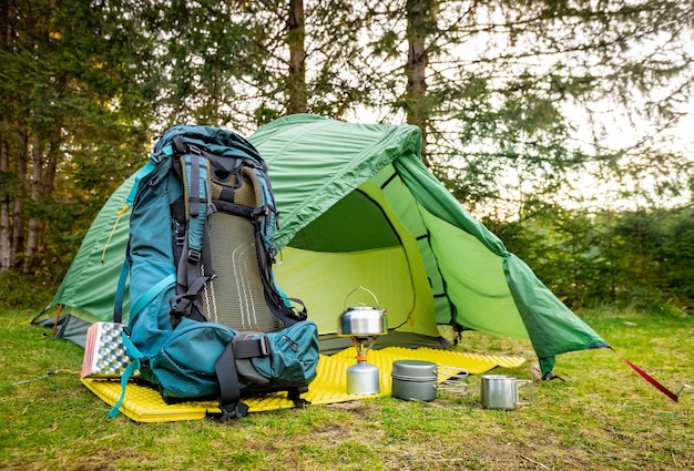 Acampar con una tienda y equipo de cocina en las montañas