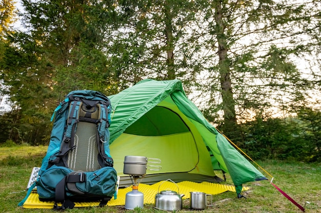 Acampar con una tienda y equipo de cocina en las montañas