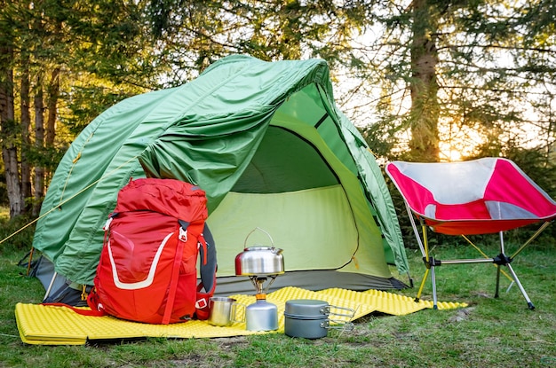 Acampar con una tienda y equipo de cocina en las montañas