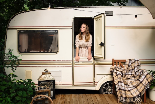 Acampar y viajar en autocaravana, la mujer está lista para el viaje por carretera