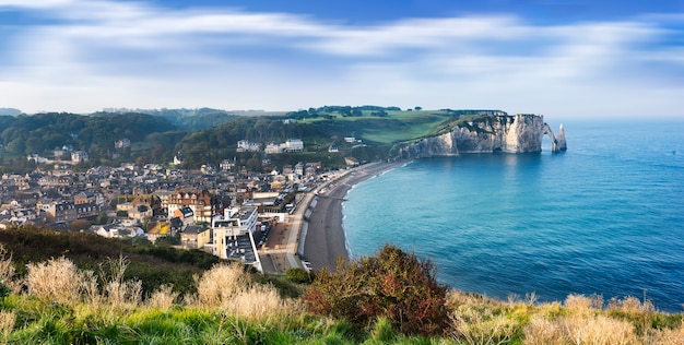 Acantilado de Amont y la ciudad de Etretat, Normandía, Francia