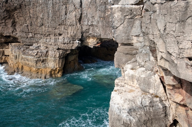 Acantilado de boca do inferno durante el día