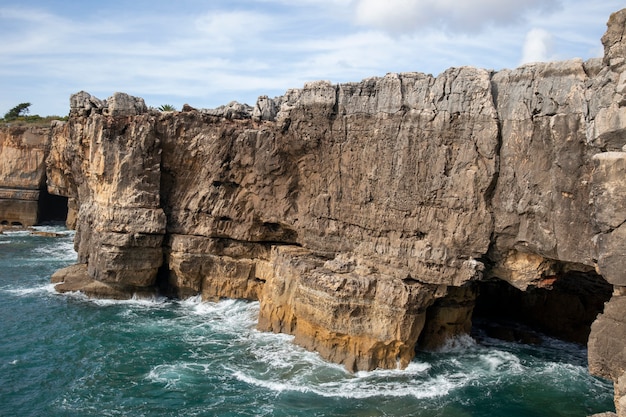 Acantilado de boca do inferno durante el día