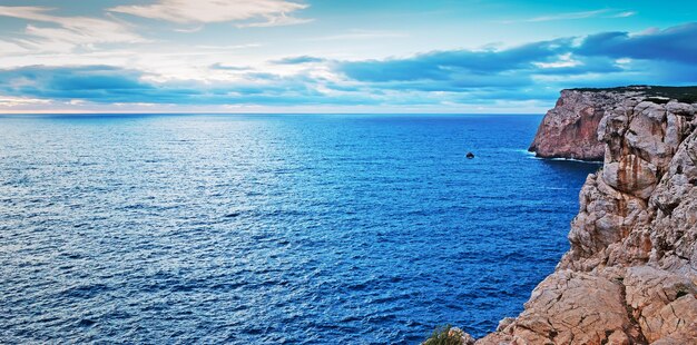 Acantilado de Capo Caccia al atardecer