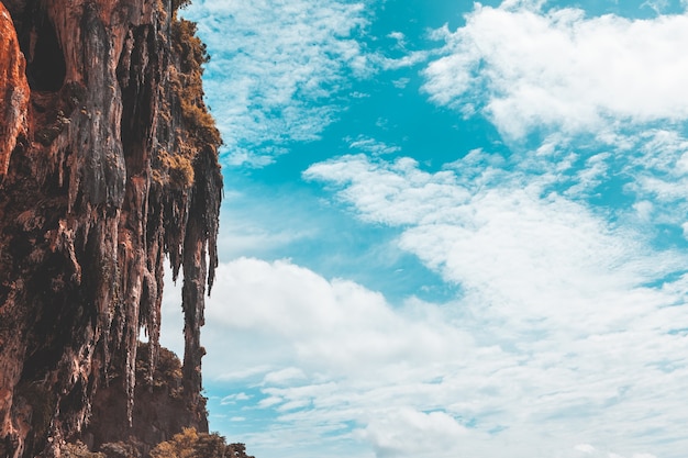 Acantilado y cielo