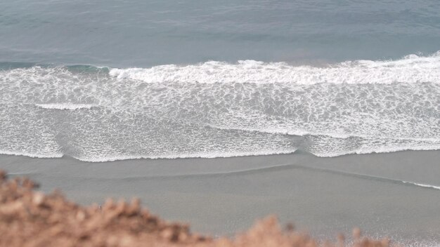 Acantilado escarpado o acantilado costa de california torrey pinos océano mar olas desde arriba