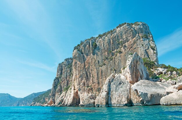 Acantilado junto a la costa del golfo de Orosei