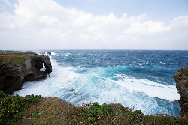 Acantilado de Manza en Okinawa Japón bajo tormenta