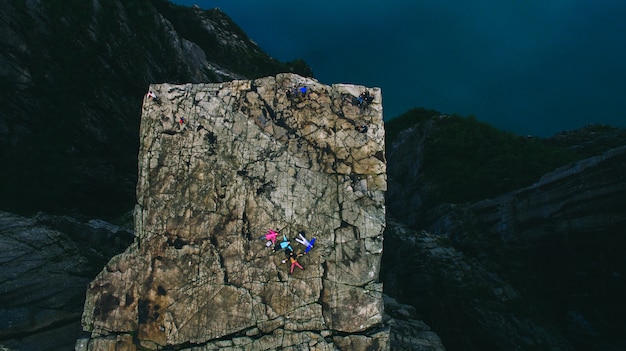 Acantilado masivo de Preikestolen (Noruega, vista de mañana de verano de Lysefjorden)