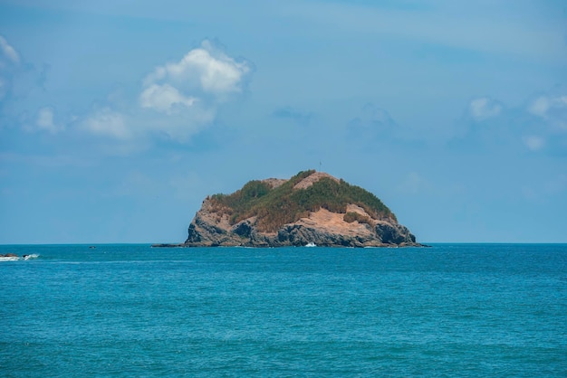 Acantilado en el medio hermoso paisaje marino bajo un cielo azul en costa rica