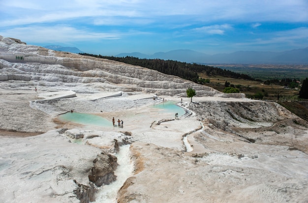 Acantilado mineral de carbonato con aguas cargadas de calcita en Hierápolis Pamukkale en Turquía. Pamukkale significa castillo de algodón en turco, es un sitio natural en la provincia de Denizli.