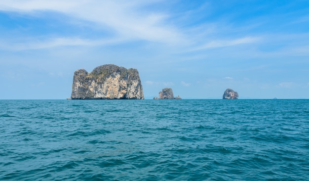 Acantilado de la montaña de piedra caliza en Ao Nang en la provincia de Krabi, Tailandia