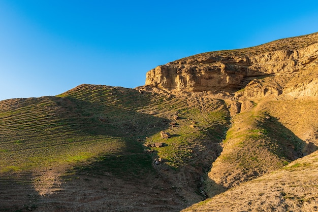 Acantilado de montaña con piedras que caen