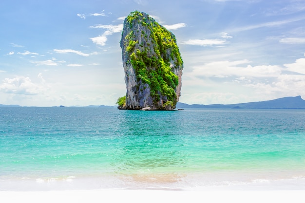 Acantilado de piedra caliza sobre el mar cristalino en la isla tropical, Krabi, Tailandia