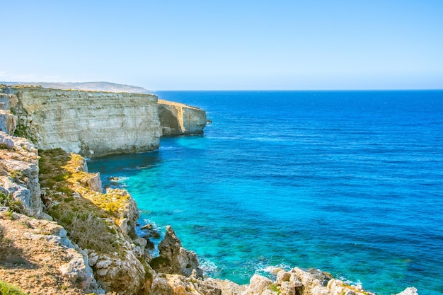 Acantilado en la pintoresca costa del Mar Mediterráneo con agua turquesa