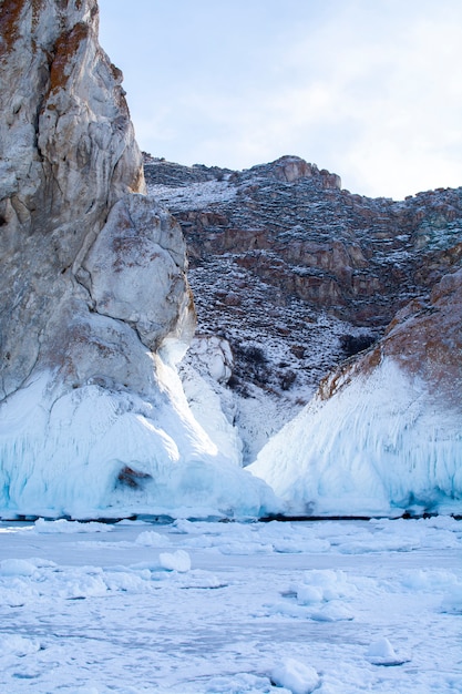 Acantilado de roca con estalactita de hielo en el lago Baikal, Rusia, fotografía de paisaje