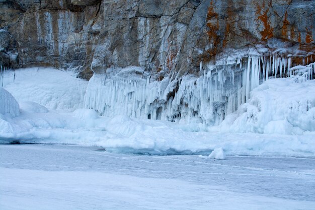 Acantilado de roca con estalactita de hielo en el lago Baikal, Rusia, fotografía de paisaje