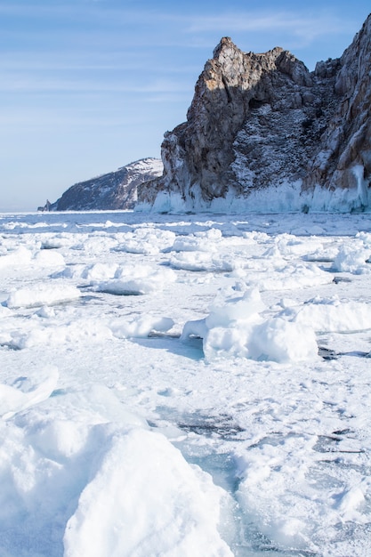 Acantilado de roca con hielo en el lago Baikal, Rusia, paisaje