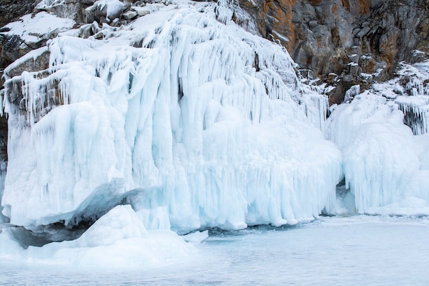 Acantilado de roca con hielo en el lago Baikal, Rusia, paisaje