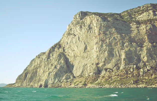 Acantilado de roca de montaña cerca del mar, filtro de Crimea