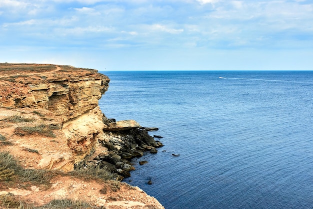 Acantilado rocoso amarillo de la costa Azul profundo mar en calma Crimea Tarkhankut