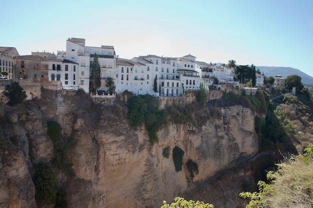 Acantilado de Ronda con casas al fondo