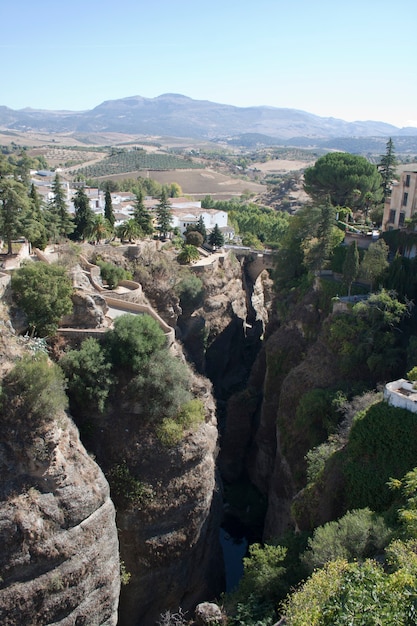 Acantilado de Ronda con casas al fondo