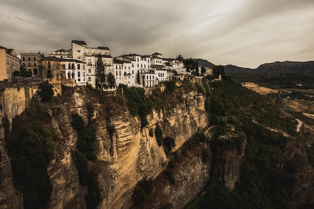 Acantilado de Ronda y casas colgadas con tormenta