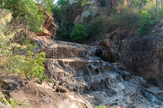 Foto acantilado seco en la selva