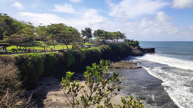 Acantilado del templo de Tanah Lot en Bali