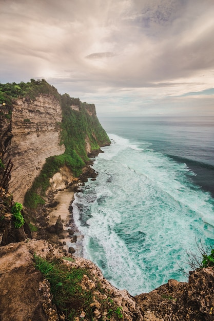 Acantilado de Uluwatu con mar azul en Bali, Indonesia